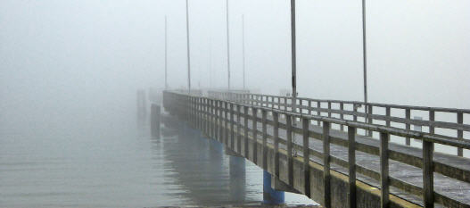 Seebrücke im Nebel